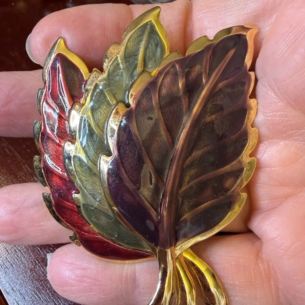 Vintage 3 Leaf Goldtone and Enamel Brooch